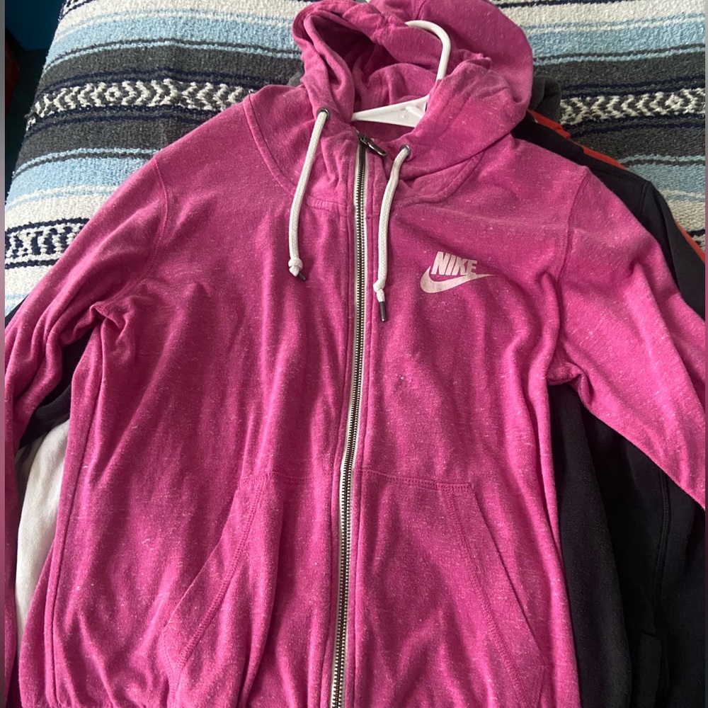 NWOT Pink Nike women’s sweatshirt, size small,  beautiful!